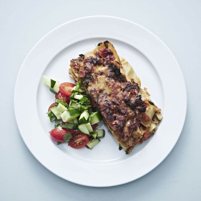 lasagne_spinat_svinekød_hertil_frisk_salat_ tomat_agurk_lille.jpg