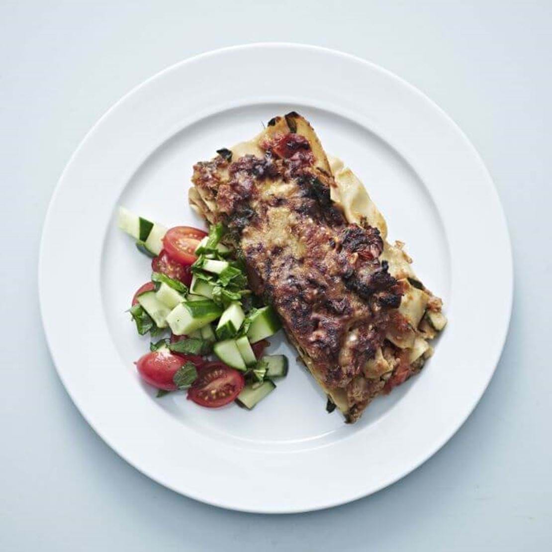 lasagne_spinat_svinekød_hertil_frisk_salat_ tomat_agurk_lille.jpg