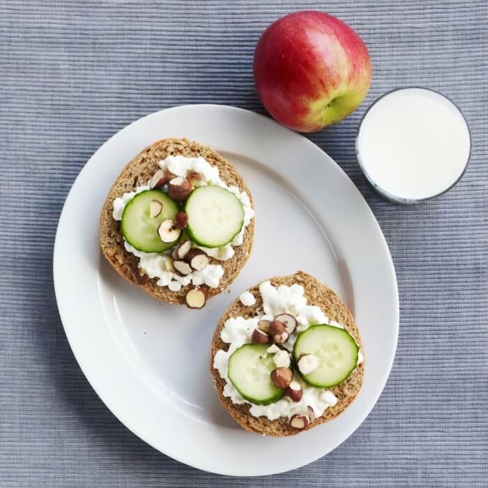 fuldkornsbrød_med_hytteost_æble_lille.jpg