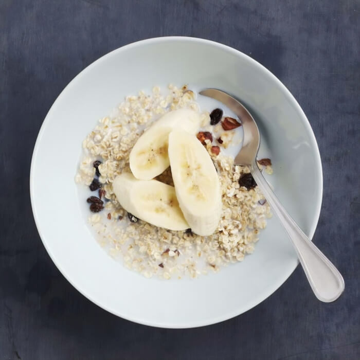 havregryn_med_rosiner_hasselnødder_banan_lille.jpg